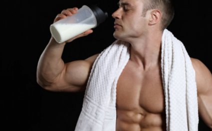 Bodybuilder drinking protein